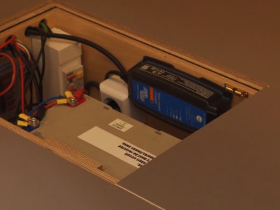 Batería de 90Ah y un cargador