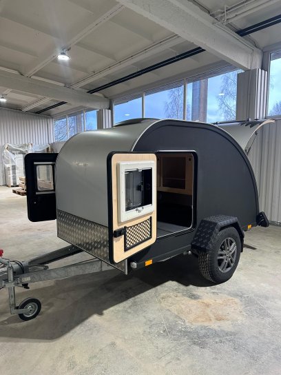 Ein Kulba Rebel Mini-Wohnwagen wie aus der Zeitkapsel, bereit für sein erstes Abenteuer